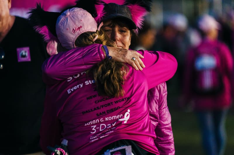 Dos supervivientes de cáncer se abrazan
